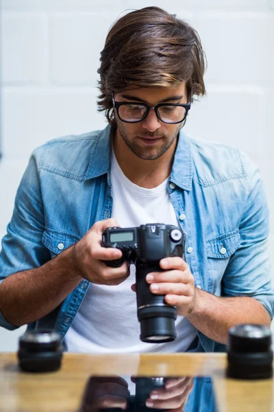 Homme tenant la caméra dans le bureau — Photo