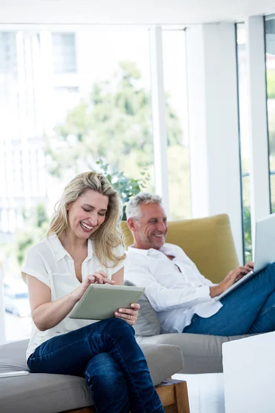 Pareja madura utilizando la tecnología — Foto de Stock