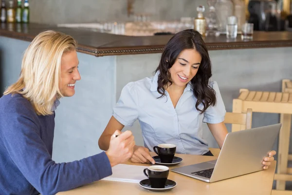 Affärskollegor använder laptop samtidigt ha en kopp te — Stockfoto