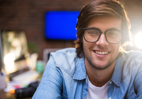 Joven en oficina creativa — Foto de Stock