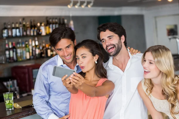 Groep vrienden nemen een selfie — Stockfoto