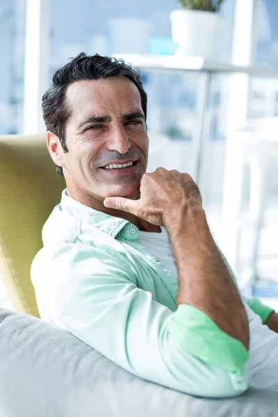 Hombre con la mano en la barbilla — Foto de Stock