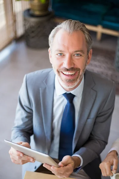 Affärsman med digital tablet i café — Stockfoto