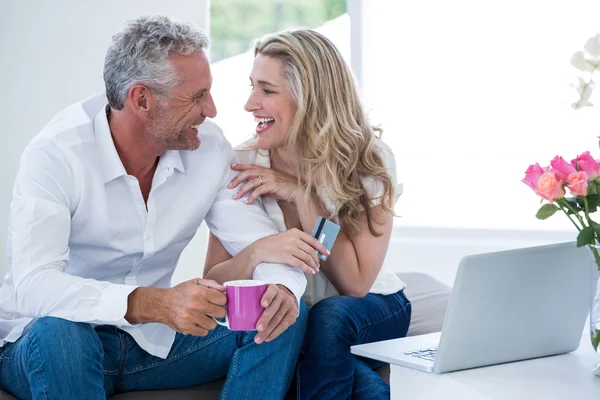 Lachende paar interactie — Stockfoto