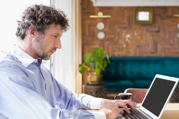 Uomo utilizzando il computer portatile — Foto Stock