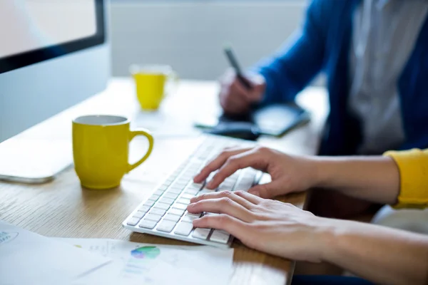 Woman with colleague working — Stock Photo, Image