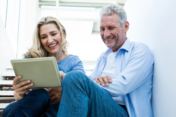 Casal usando tablet digital — Fotografia de Stock