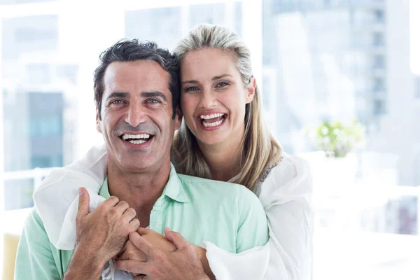 Médio casal adulto abraçando — Fotografia de Stock