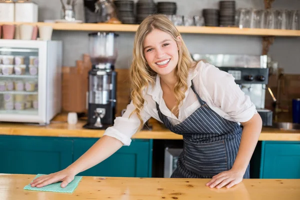 Waitress cleaning cafe counter — Stock Photo, Image