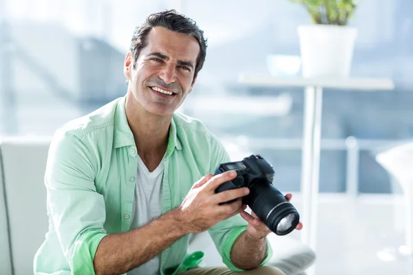 Mitte erwachsener Mann mit Kamera — Stockfoto