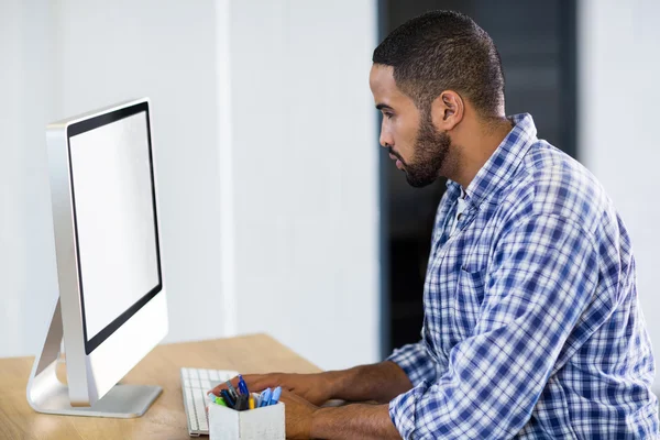 Empresário que trabalha no computador — Fotografia de Stock