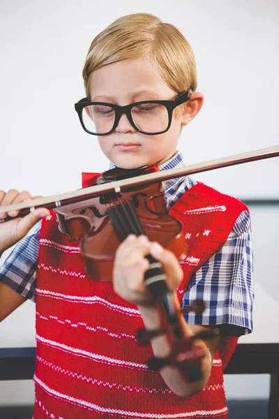 Primo piano dello scolaro che finge di essere insegnante di musica — Foto Stock