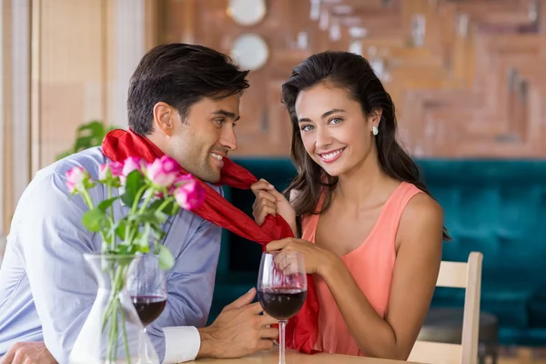 Пара веселится вместе в ресторане — стоковое фото