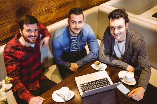 Amigos masculinos com laptop — Fotografia de Stock
