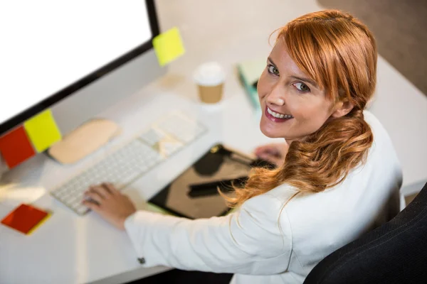 Femme d'affaires travaillant au bureau — Photo