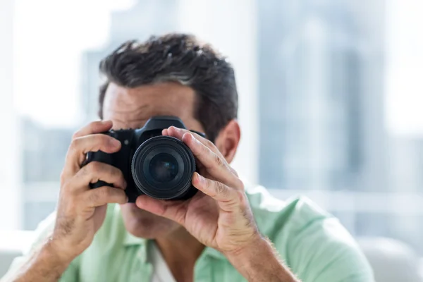 Man met camera thuis — Stockfoto