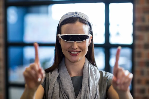 Mulher de negócios usando headset realidade virtual — Fotografia de Stock