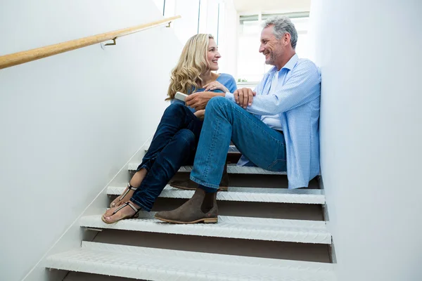 Paret sitter på stegen — Stockfoto