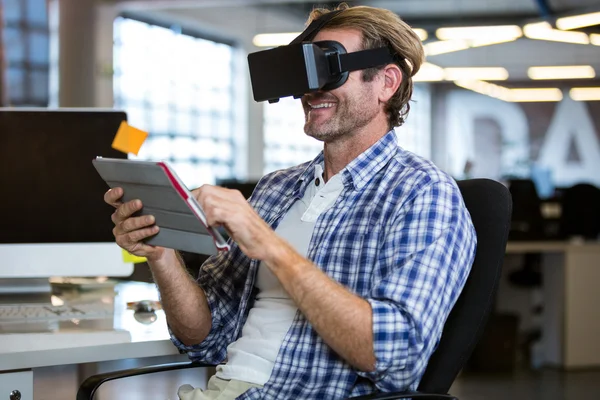 Businessman using virtual reality simulator — Stock Photo, Image