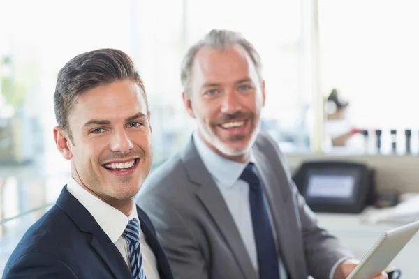 Portrait d'hommes d'affaires tenant une tablette numérique — Photo