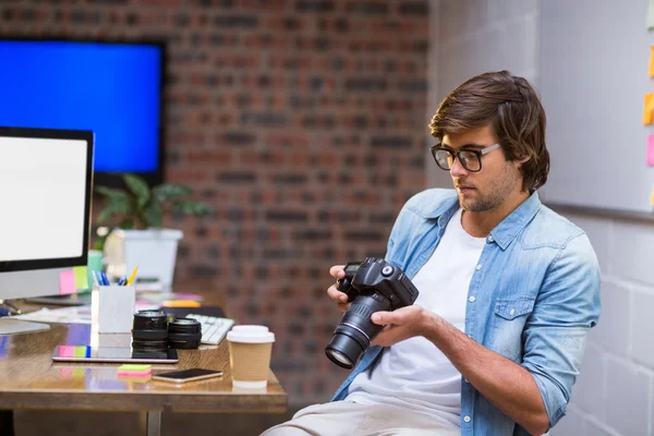 Man holding camera in office — Stock Photo, Image