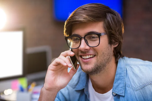 Uomo che parla al telefono in ufficio — Foto Stock