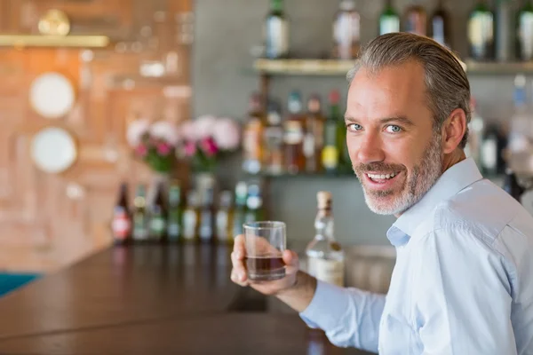 Portrait of man holding glass of whiskey — Stock Photo, Image