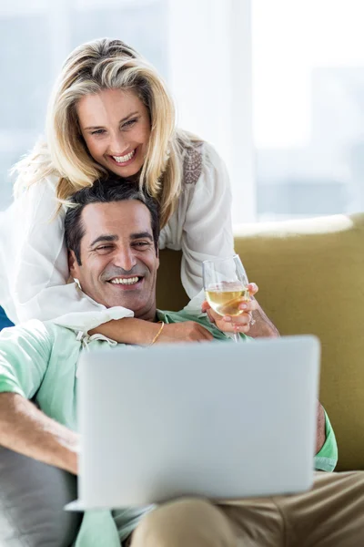 自宅でノートパソコンを使うカップル — ストック写真