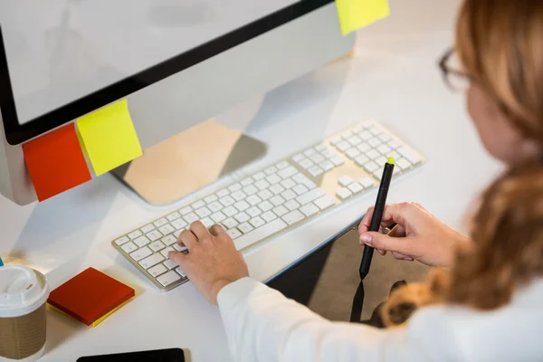 Zakenvrouw werken met grafisch tablet — Stockfoto