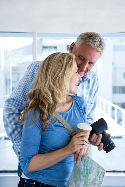 Casal segurando câmera — Fotografia de Stock