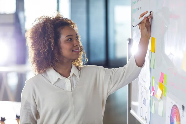 Frau schreibt auf Whiteboard — Stockfoto