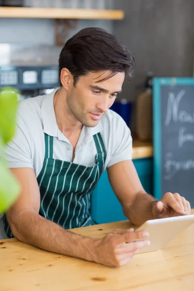 Ober met behulp van digitale tablet — Stockfoto