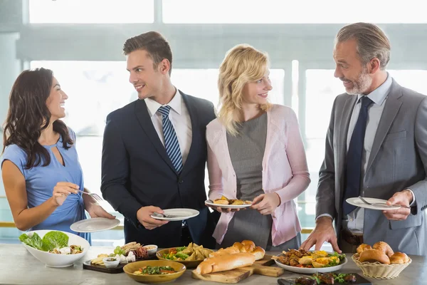 Geschäftskollegen interagieren — Stockfoto