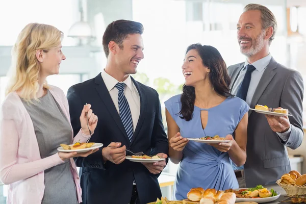 Geschäftskollegen interagieren, während sie sich selbst dienen — Stockfoto