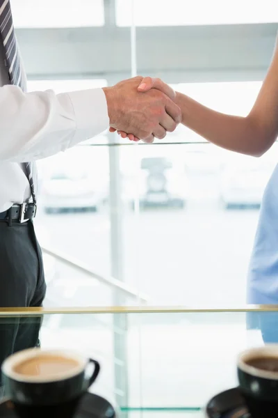 同僚と握手するビジネスマン — ストック写真