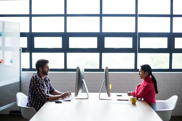 Colleagues working on computer — Stock Photo, Image