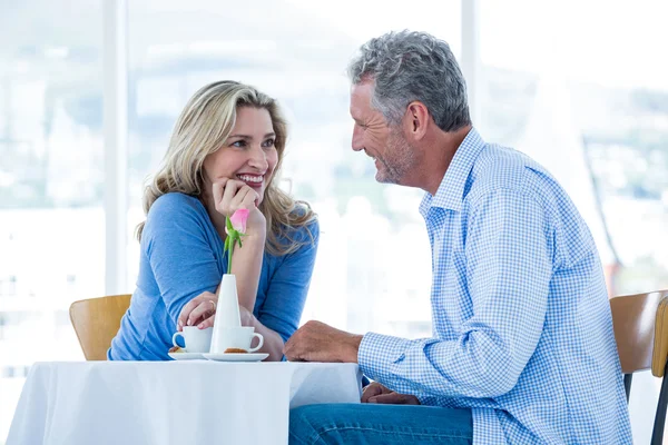 Pareja romántica sentada en restaurante — Foto de Stock