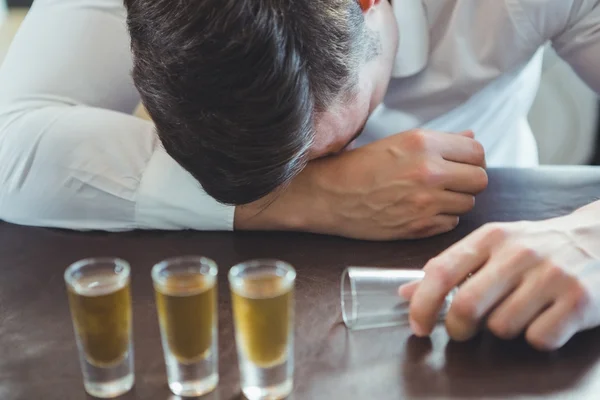 Pijany Spanie na bar licznika — Zdjęcie stockowe