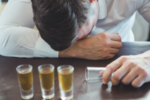 Ubriaco che dorme su un bancone di un bar — Foto Stock