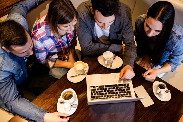 Amici che utilizzano laptop — Foto Stock