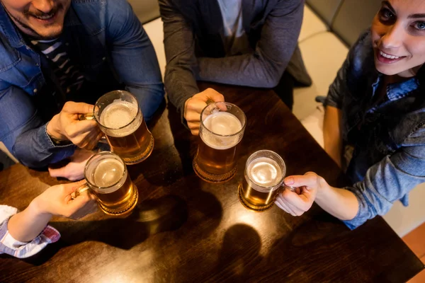 Amigos brindam cerveja — Fotografia de Stock