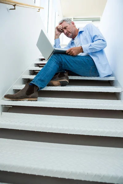 Hombre tenso usando el ordenador portátil —  Fotos de Stock