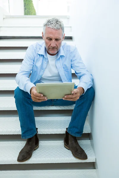 Hombre maduro sosteniendo tableta —  Fotos de Stock