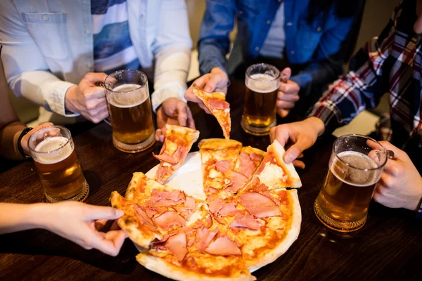 Korsó sör és pizza — Stock Fotó