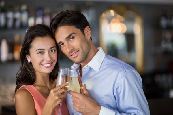 Casal brindar copos de vinho — Fotografia de Stock