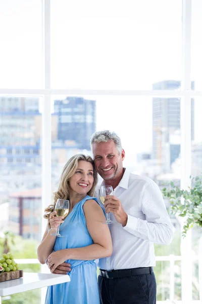 Pareja sosteniendo vino en restaurante — Foto de Stock