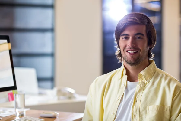 Retrato del hombre de negocios en el cargo — Foto de Stock