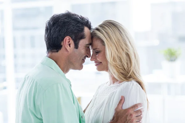 Casal abraçando em casa — Fotografia de Stock