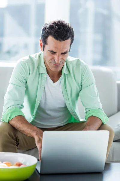 Homem usando laptop em casa — Fotografia de Stock