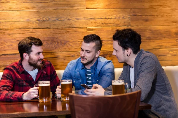 Přátel se těší pivo v restauraci — Stock fotografie